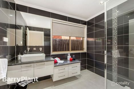 Property photo of 15 Mankina Circuit Delahey VIC 3037