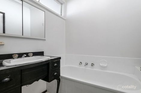 Property photo of 32 Solomon Street Mount Waverley VIC 3149
