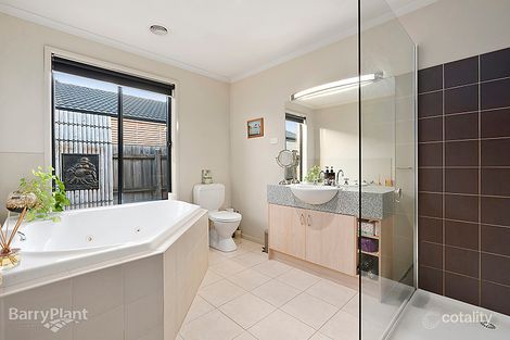 Property photo of 13 Dempster Way Berwick VIC 3806