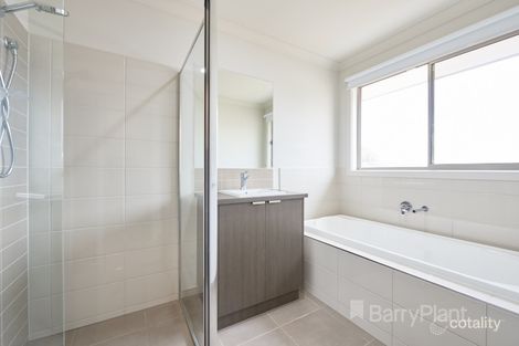 Property photo of 2 Emily Promenade Keysborough VIC 3173