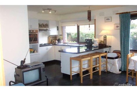 Property photo of 10 Peacock Close Mill Park VIC 3082