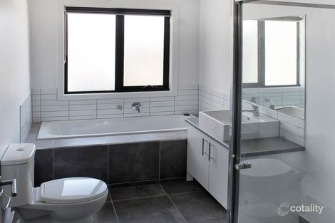 Property photo of 5 Cassius Circuit Cranbourne North VIC 3977