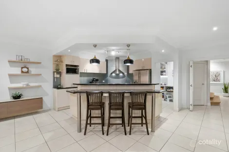 Property photo of 8 View Court Hillside VIC 3037