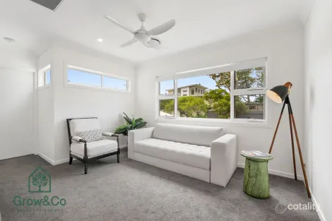 Property photo of 2 Fourth Avenue Labrador QLD 4215