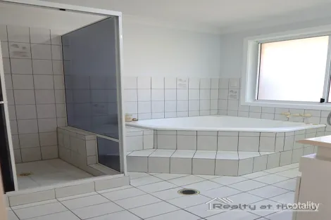 Property photo of 4 Menzies Close Arundel QLD 4214