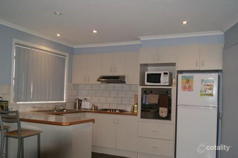 Property photo of 2 Scotsburn Way Endeavour Hills VIC 3802