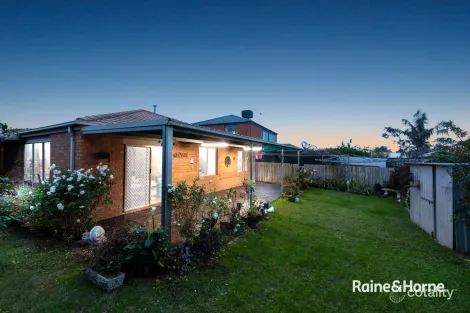 Property photo of 19 Daphne Way Cranbourne North VIC 3977