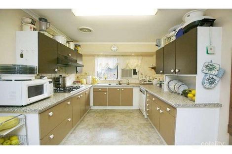 Property photo of 11 Howson Close Endeavour Hills VIC 3802
