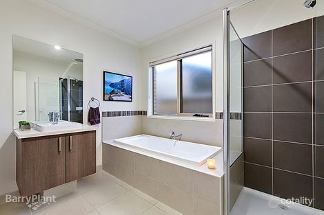 Property photo of 16 Blackledge Drive Cranbourne East VIC 3977