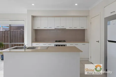 Property photo of 11 Laurimar Grove Wyndham Vale VIC 3024