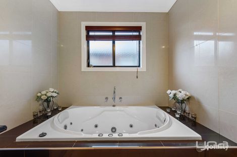Property photo of 4 Parkside Close Caroline Springs VIC 3023