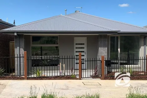 8b Whiteside Rd, Officer, VIC 3809