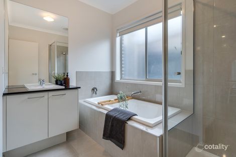 Property photo of 11 Farnsworth Street Donnybrook VIC 3064