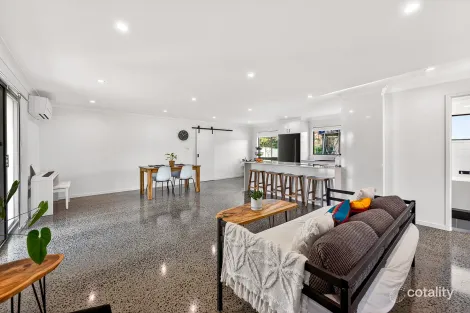 Property photo of 39 Bulgoon Crescent Ocean Shores NSW 2483