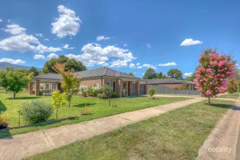 Property photo of 8 Monash Drive Porepunkah VIC 3740