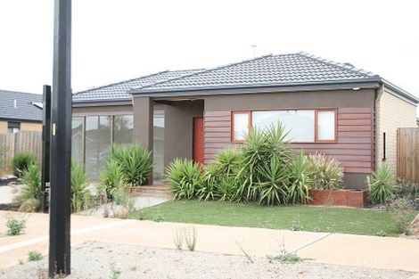 16 Turf Club Bvd, Melton South, VIC 3338