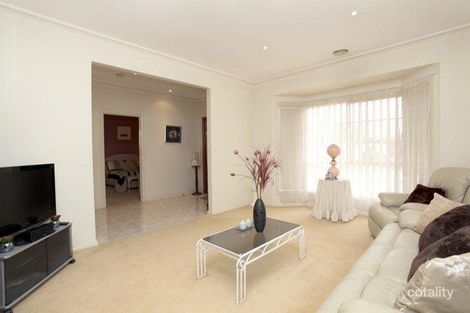 Property photo of 3 Lind Place Caroline Springs VIC 3023