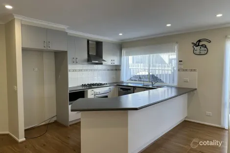 Property photo of 23 Geebung Road Cranbourne West VIC 3977