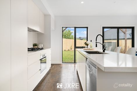 Property photo of 2/5 Elysium Crescent Oakleigh East VIC 3166