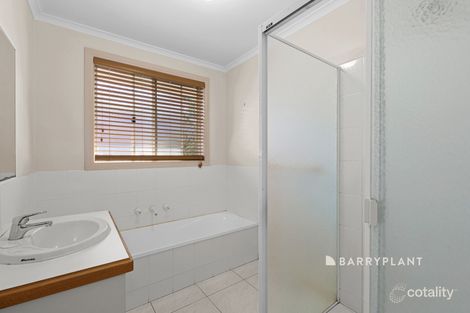 Property photo of 8 Sandalwood Drive Narre Warren VIC 3805