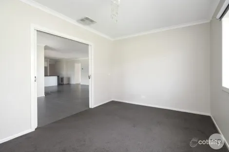 Property photo of 3 Moneill Close Brown Hill VIC 3350