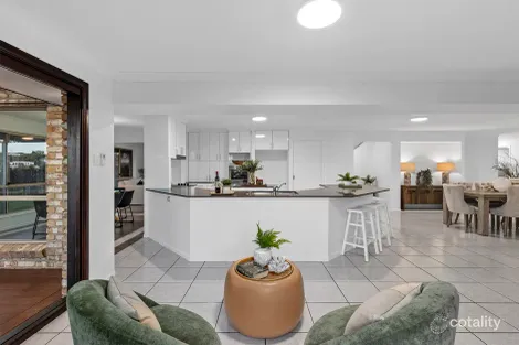 Property photo of 1 Halleys Crescent Bridgeman Downs QLD 4035
