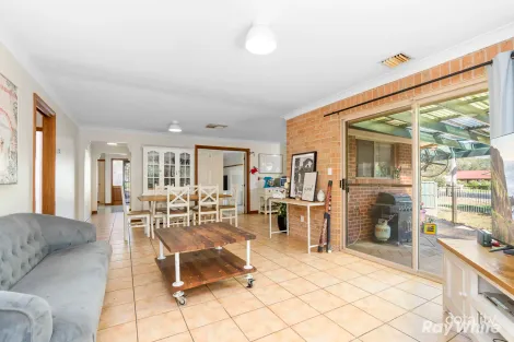 Property photo of 9 Honeysuckle Place Lake Albert NSW 2650
