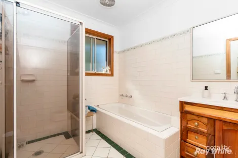 Property photo of 9 Honeysuckle Place Lake Albert NSW 2650