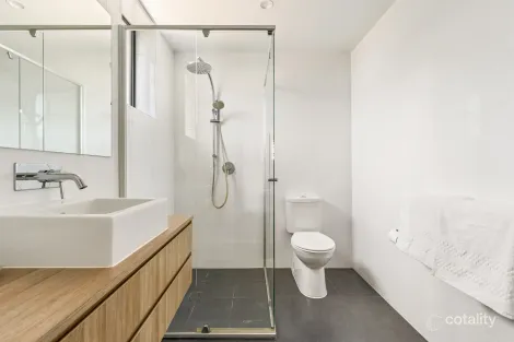 Property photo of 2/26 Paton Street Kangaroo Point QLD 4169