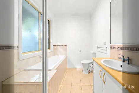 Property photo of 13 Cambridge Close Cranbourne East VIC 3977