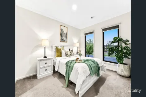 Property photo of 13 Strikeline Crescent Clyde North VIC 3978