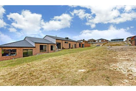 13 Regent Ave, Mooroolbark, VIC 3138