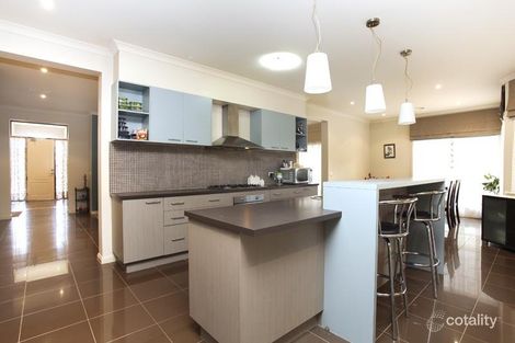 Property photo of 2 Selwyn Close Caroline Springs VIC 3023