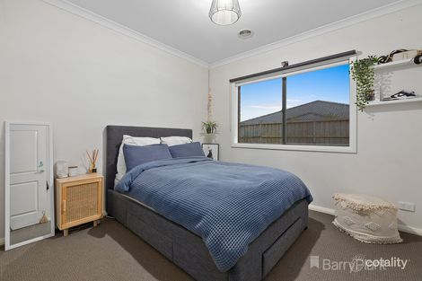 Property photo of 8 Moonlight Rise Cranbourne East VIC 3977