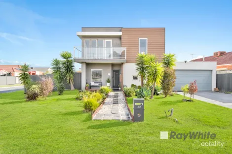 Property photo of 32 Darwin Way Pakenham VIC 3810
