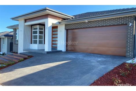 6 Genner St, Oran Park, NSW 2570