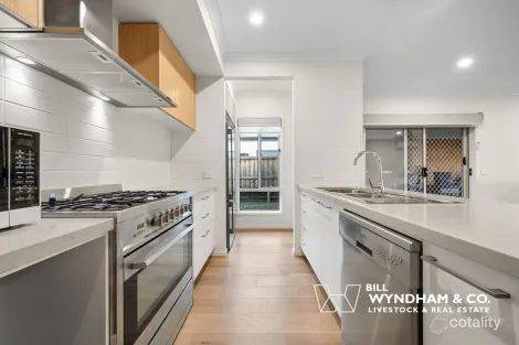 Property photo of 10 Lomandra Boulevard Lucknow VIC 3875