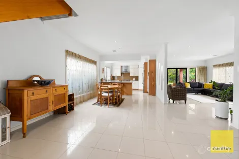 Property photo of 25 Bushy Park Avenue Caroline Springs VIC 3023