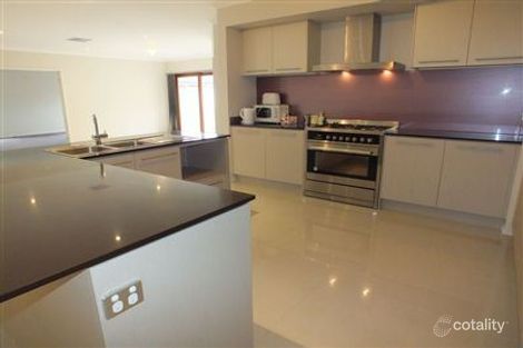 Property photo of 33 Cohens Way Pakenham VIC 3810