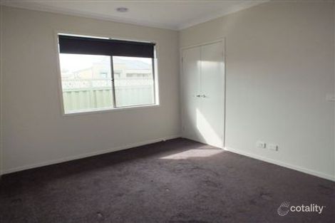 Property photo of 33 Cohens Way Pakenham VIC 3810