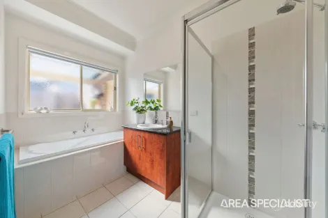 Property photo of 1/4 Henry Street Pakenham VIC 3810