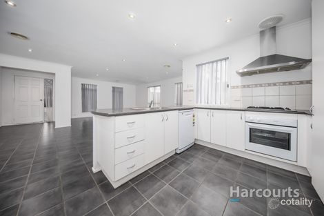Property photo of 2 Lind Place Caroline Springs VIC 3023