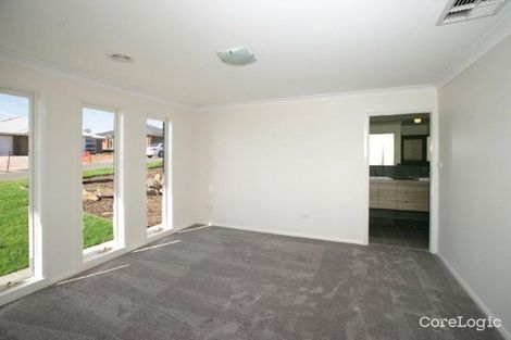 Property photo of 10 Pooginook Place Bourkelands NSW 2650