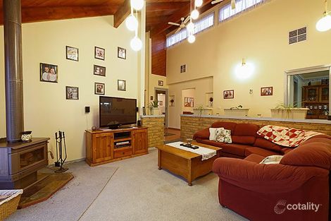 Property photo of 8 Isa Grange Kurunjang VIC 3337