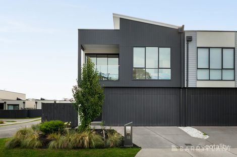 18 Savoy Gr, Cranbourne North, VIC 3977