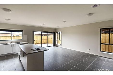Property photo of 32 Burssi Circuit Doreen VIC 3754