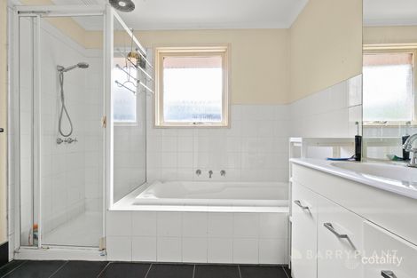 Property photo of 28 Mahon Crescent Narre Warren VIC 3805