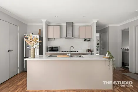 Property photo of 39 Cocoparra Circuit North Kellyville NSW 2155