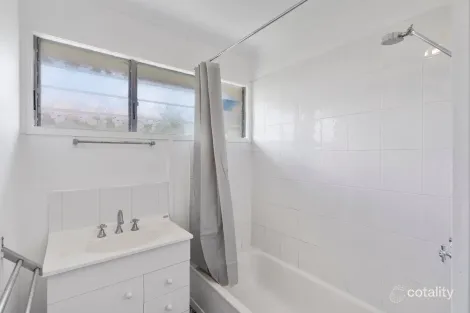 Property photo of 1 Hampton Court One Mile QLD 4305