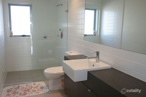 Property photo of 32 Lakefront Crescent Varsity Lakes QLD 4227